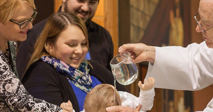 ¿Se puede revocar el cargo de padrino de bautismo?