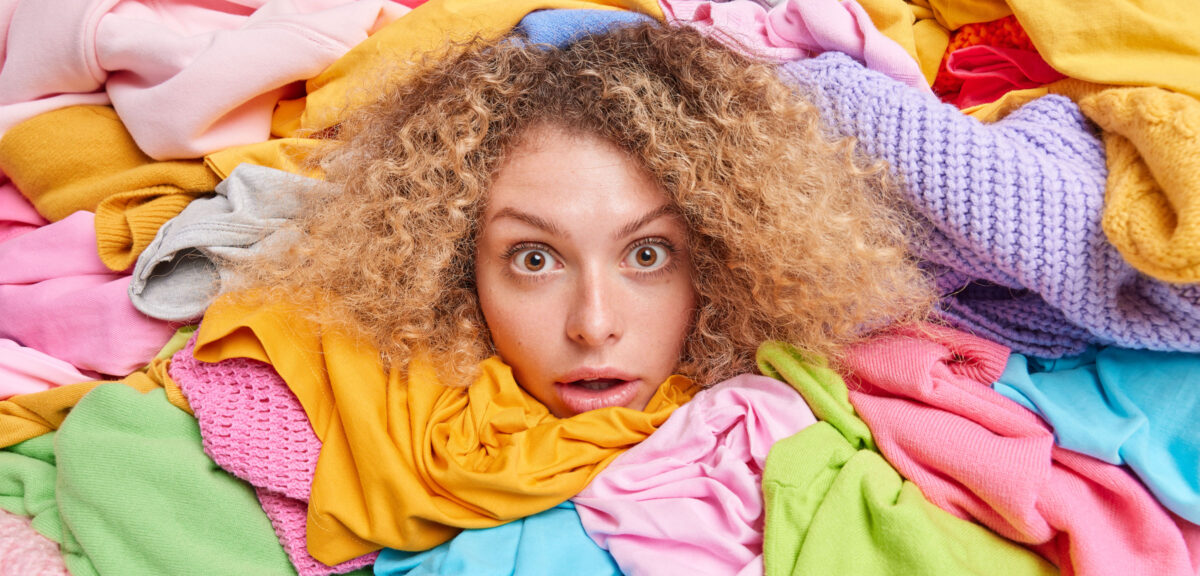 Ropa amontonada en el armario