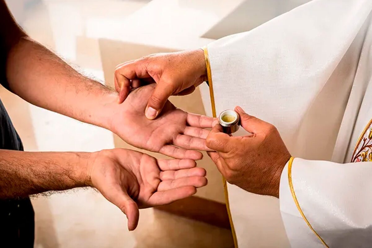 Por qué las Iglesias ungen con aceite a los enfermos