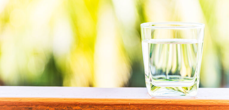 Difuntos y vaso de agua