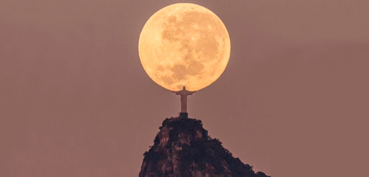 Cristo Redentor «sosteniendo» la luna