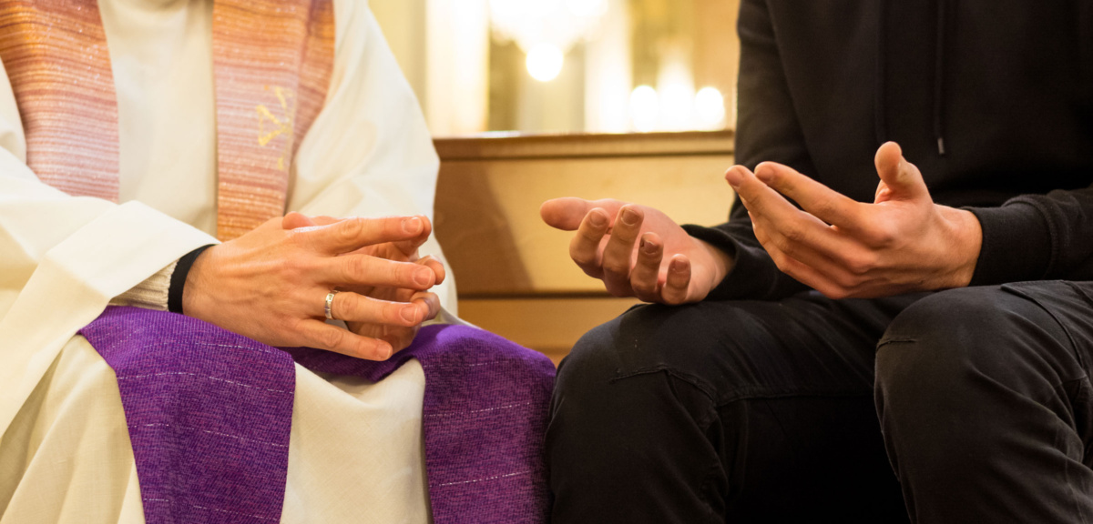 confesar los pecados los sacerdotes