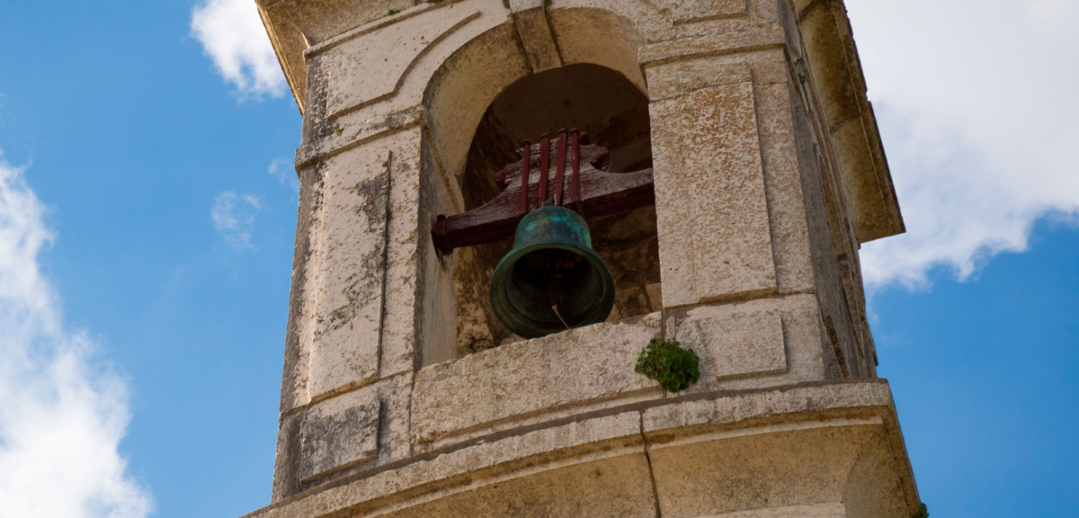 Cuál es el origen y significado de los campanarios