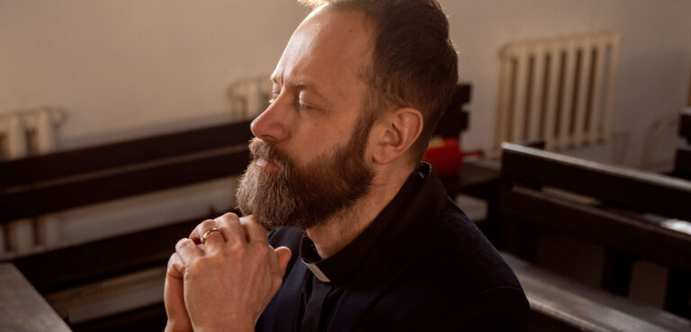 Aceptará el sacerdote celebrar Misa por un suicida