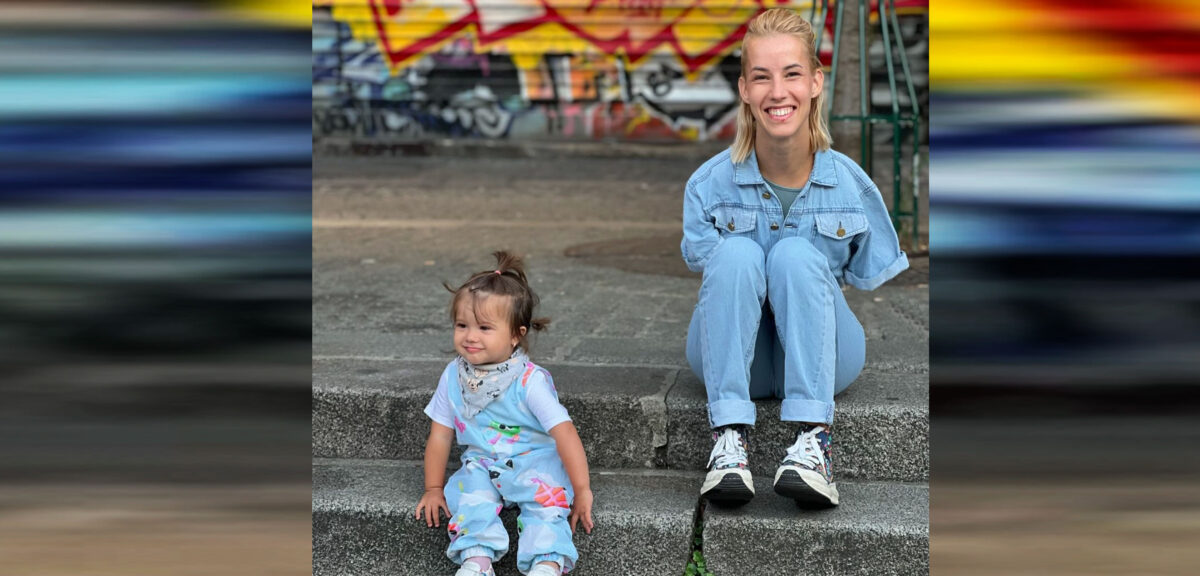 Una joven sin brazos que impresiona como madre