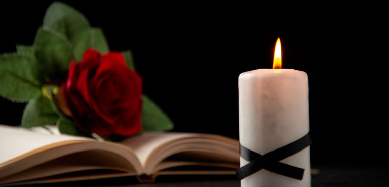 Por qué los católicos encienden velas por los difuntos