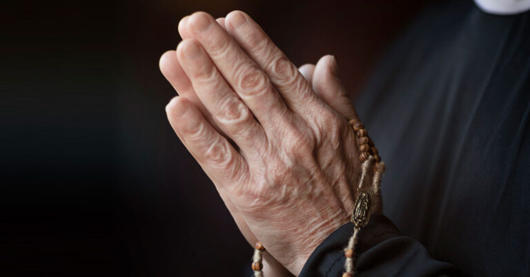 La bendición, ¿con qué mano?