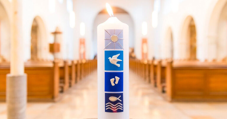 El bautismo es para todos los seres humanos. El Código de Derecho Canónico no especifica la necesidad de  documentos para recibir el bautismo. Es común que algunas parroquias pidan ciertos documentos, a fin de llevar un registro preciso y cierto en el archivo parroquial.