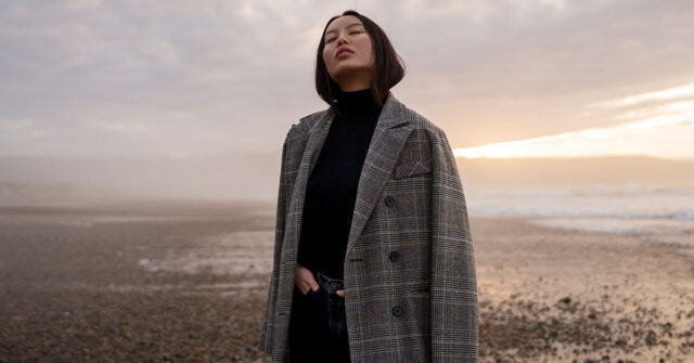 Si nos presentáramos como modelos, salvadores o maestros, pensaríamos que somos mejores que los demás. Eso nos volvería admirables… pero no imitables